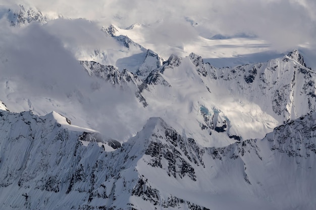 Aérien canadien enneigé accidenté couvert paysage de montagne fond