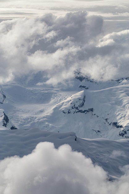 Aérien canadien enneigé accidenté couvert paysage de montagne fond