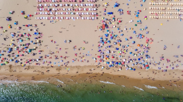 Aérien. Photo abstraite de la mer, de la plage et des vacanciers du ciel.