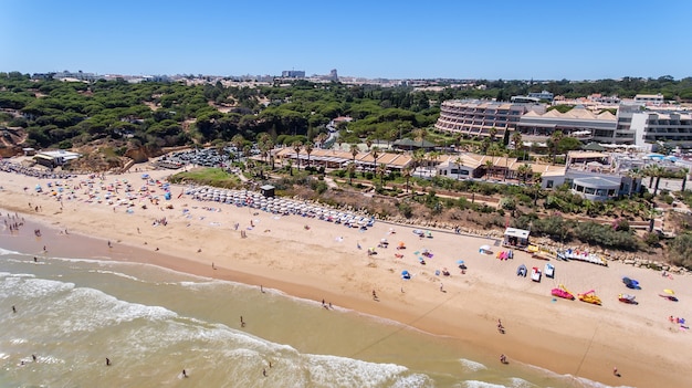 Aérien. Plage à Olhos de Agua au Portugal.