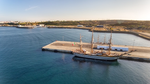 Aérien. Port maritime portugais Sinis avec voiliers en régate. Photographier depuis le drone.