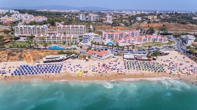 Aérien. Rochers et plages à proximité des plages de Portimao.