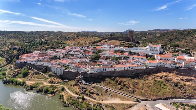 Photo aérien. le village de mertola filmé avec un ciel de drone. portugal alentejo guadiana