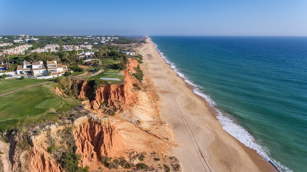 Aérien. Vue depuis le ciel sur les terrains de golf de la ville touristique Vale de Lobo. Vilamoura.