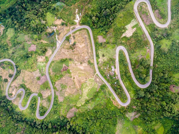 Aérien, vue, tortueux, sentier, route, montagne, tiré, drone