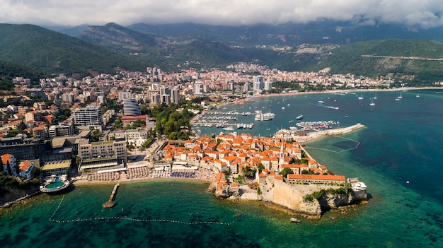 Aérienne belle vue panoramique sur la vieille ville de Budva. Monténégro.