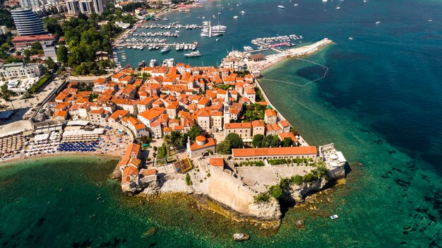 Aérienne belle vue panoramique sur la vieille ville de Budva. Monténégro.