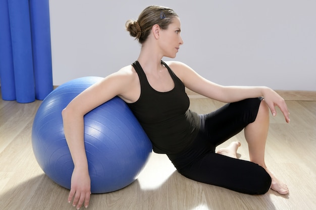 Aérobic fitness femme relax pilates stabilité bleu bal