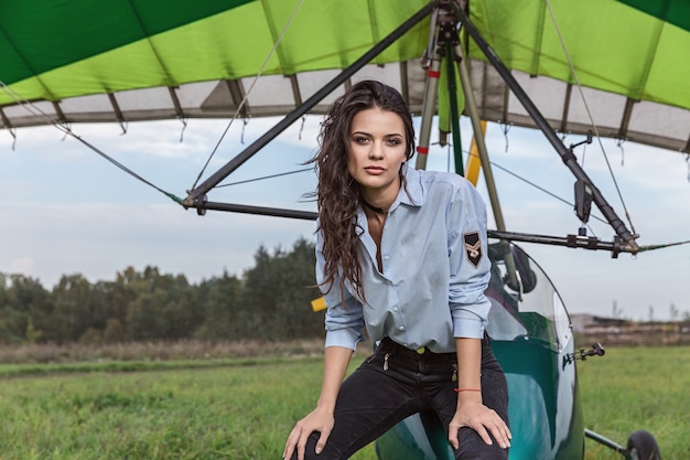 Sur l'aérodrome, fille et planeur.