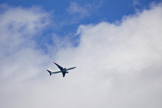 Photo aéronefs de passagers en dessous du niveau des nuages