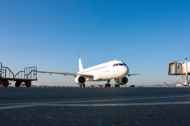 Aéronefs se préparant à prendre l'assistance au sol sur le tarmac de l'aéroport