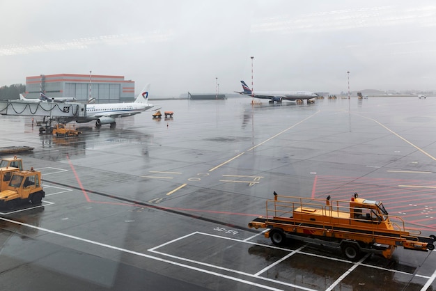 Aéronefs et véhicules de service sur l'aérodrome par temps nuageux Moscou Russie 10262021