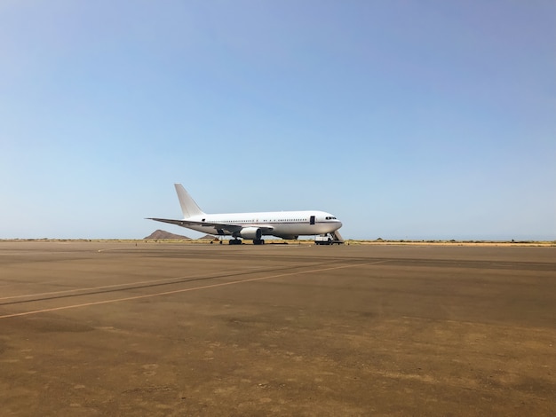 Aéroport au lever du soleil avec un avion en attente de vol