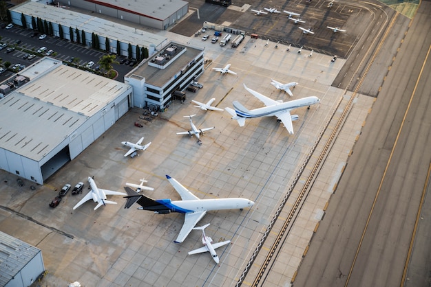 Aéroport avec avion, vue d'en haut