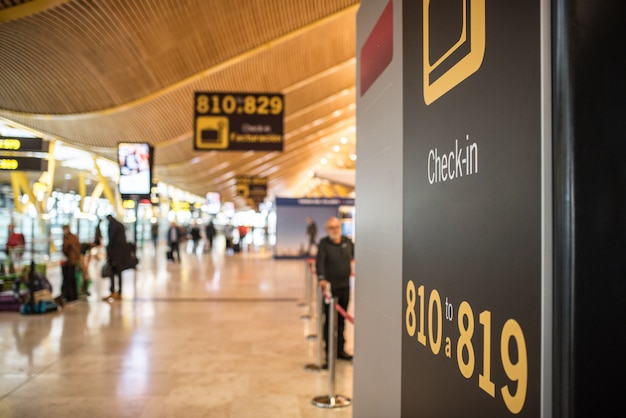 Aéroport à L'intérieur Du Terminal Et Comptoir D'enregistrement