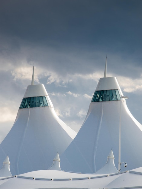 L'aéroport international de Denver est bien connu pour son toit pointu. La conception du toit reflète les montagnes enneigées.