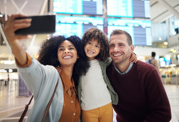 Photo aéroport selfie familial et fille avec parents pour la diversité des voyages et les liens interracial avec le sourire homme femme noire heureuse et enfant de sexe féminin avec smartphone pour photo de profil sur l'application de médias sociaux