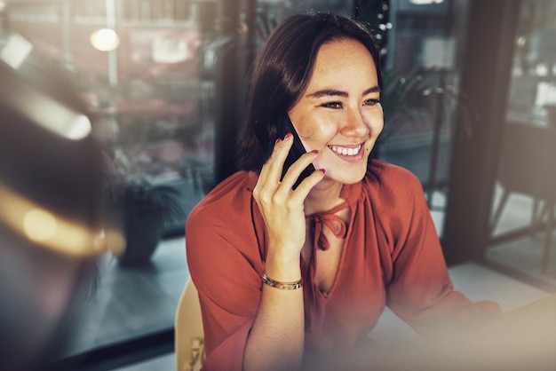 Affaires d'appels téléphoniques et heureux avec une femme au bureau pour la communication et la négociation en réseau Technologie de contact et connexion avec une femme parlant pour des informations de retour et une conversation