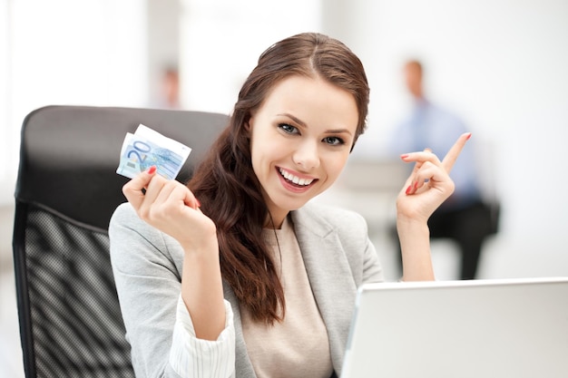 affaires, argent et internet - femme d'affaires pensive avec de l'argent liquide au bureau