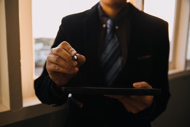 Affaires et avocats discutant des documents contractuels avec une échelle en laiton sur le bureau au bureau