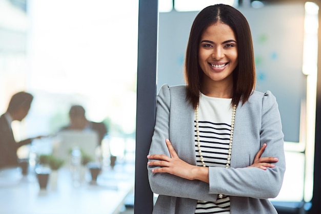 Affaires croisées d'armes et portrait d'une femme heureuse au bureau avec confiance, ambition et fierté de l'entreprise Professionnel d'entreprise et travailleur dans le cadre de la porte pour la croissance de la carrière et le leadership