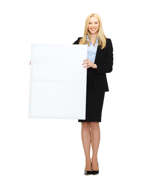 affaires et éducation - femme d'affaires souriante avec tableau blanc blanc