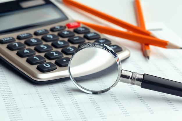 Affaires encore la vie avec la calculatrice sur la table dans le bureau.