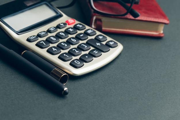 Affaires encore la vie avec la calculatrice sur la table dans le bureau.