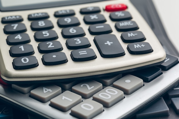 Affaires encore la vie avec la calculatrice sur la table dans le bureau.