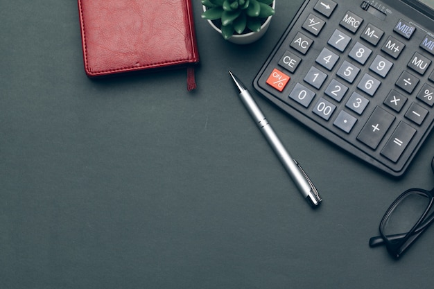 Affaires encore la vie avec la calculatrice sur la table dans le bureau.