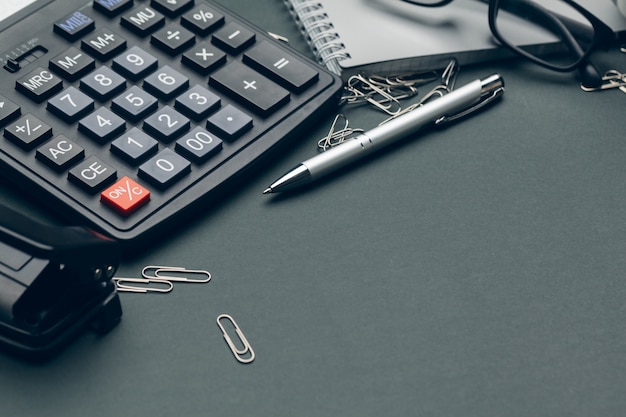 Affaires encore la vie avec la calculatrice sur la table dans le bureau.