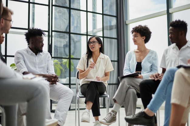 Affaires et entrepreneuriat assis dans un bureau moderne et donnant une conférence pour la croissance de carrière