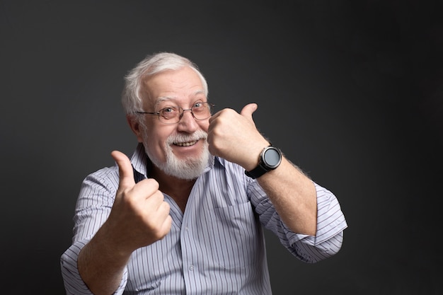 Affaires, homme à lunettes sourit et montre son approbation