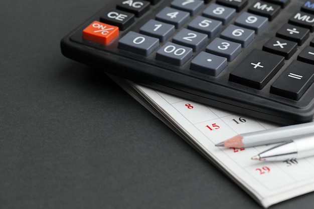 Affaires nature morte avec calculatrice sur table au bureau.