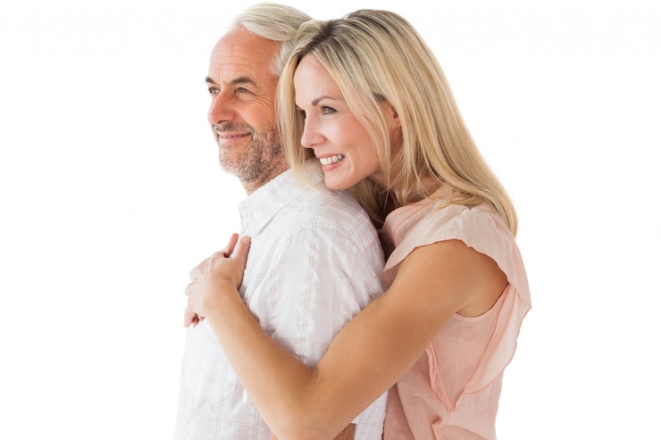 Photo affectueux couple debout et étreindre