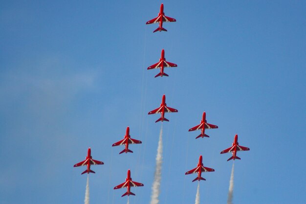 Photo l'affichage aérien des flèches rouges de l'armée de l'air royale