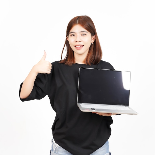 Affichage d'applications ou d'annonces sur l'écran vide d'un ordinateur portable d'une belle femme asiatique isolée sur fond blanc