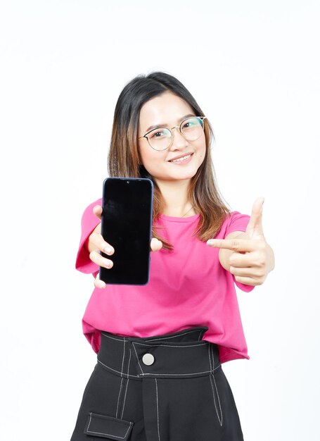 Affichage d'applications ou d'annonces sur un smartphone à écran blanc d'une belle femme asiatique isolée sur fond blanc
