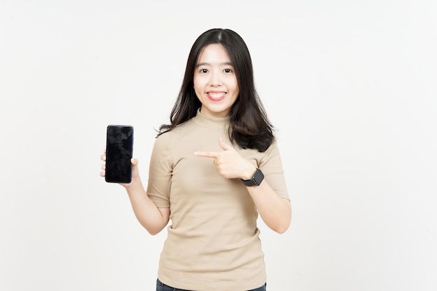 Affichage d'applications ou d'annonces sur un smartphone à écran blanc d'une belle femme asiatique isolée sur fond blanc