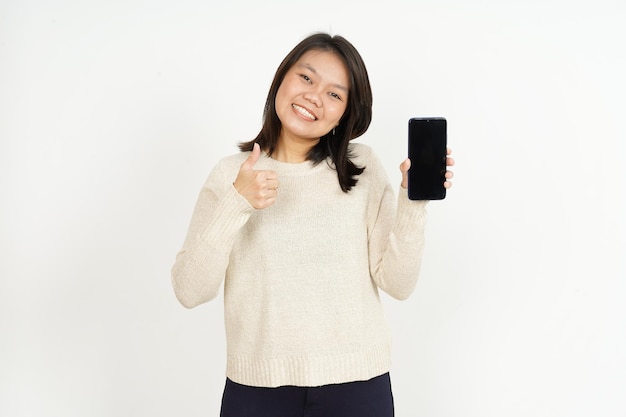 Affichage des applications sur un smartphone à écran blanc d'une belle femme asiatique isolée sur fond blanc