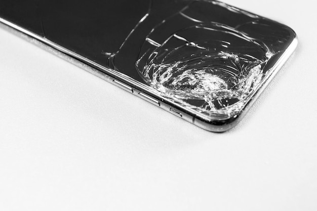 Affichage cassé de téléphone portable sur un fond blanc