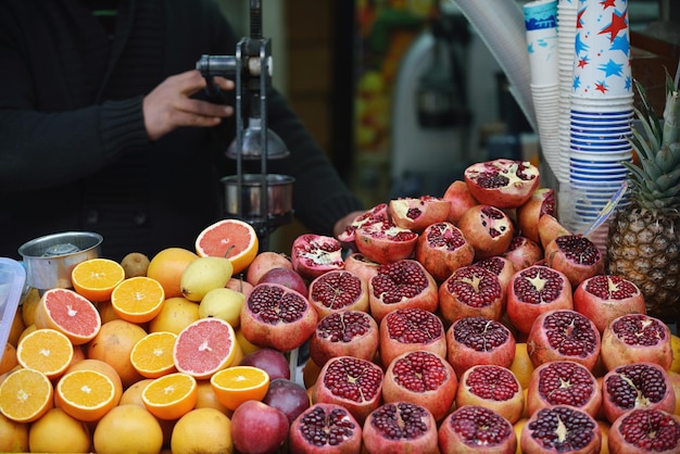 Affichage coloré de fond de fruits sur le marché local traditionnel prêt à boire du jus de fruits frais