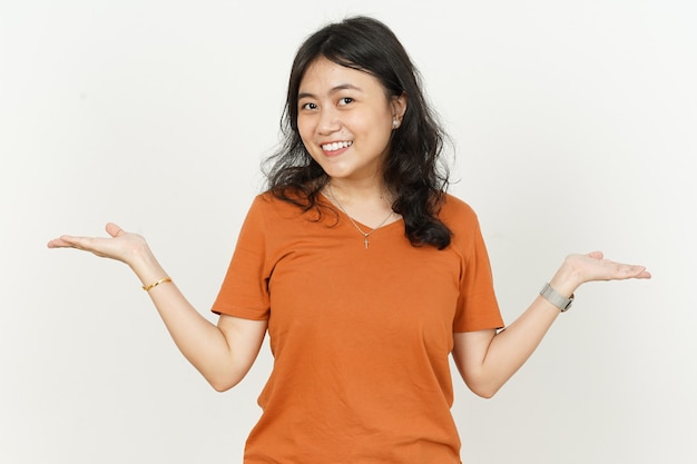 Affichage de l'espace de copie de deux produits sur la paume de la main d'une belle femme asiatique portant un t-shirt orange