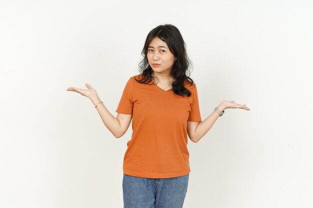 Affichage de l'espace de copie de deux produits sur la paume de la main d'une belle femme asiatique portant un t-shirt orange