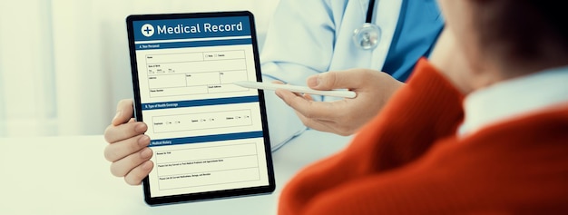 Affichage de l'ordinateur portable rapport médical sur le bureau du médecin flou Rigid