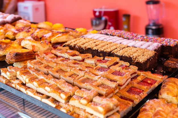Un affichage de pâtisseries et pâtisseries dans une boulangerie.