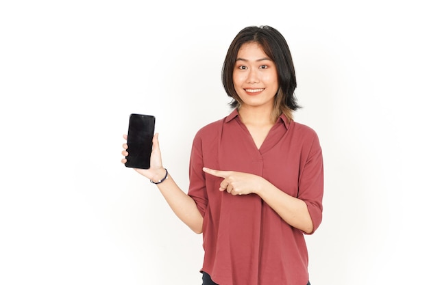 Affichage et présentation d'applications ou d'annonces sur un smartphone à écran vide d'une belle femme asiatique