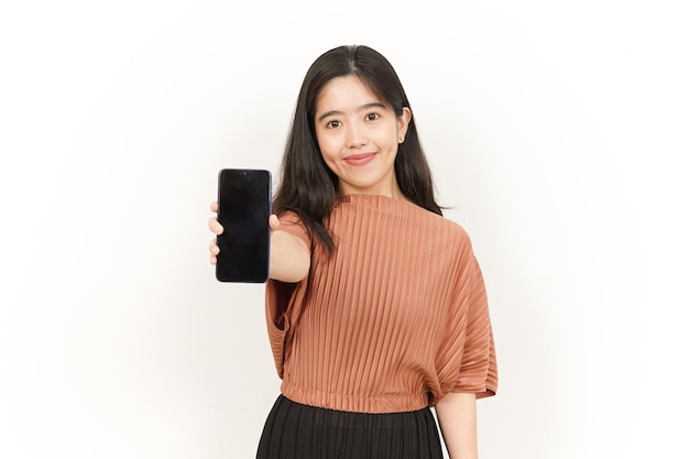 Affichage et présentation d'applications sur un smartphone à écran blanc d'une belle femme asiatique isolée sur blanc