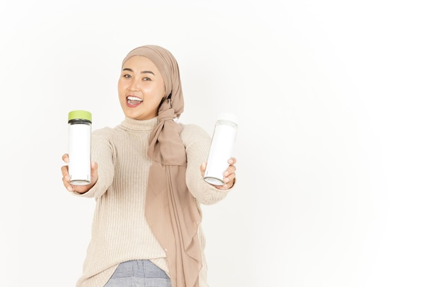 Affichage et présentation d'une bouteille vierge de belle femme asiatique portant le hijab isolé sur blanc