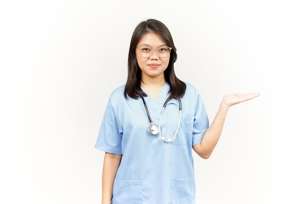 Affichage et présentation du produit sur la paume ouverte du jeune médecin asiatique isolé sur fond blanc